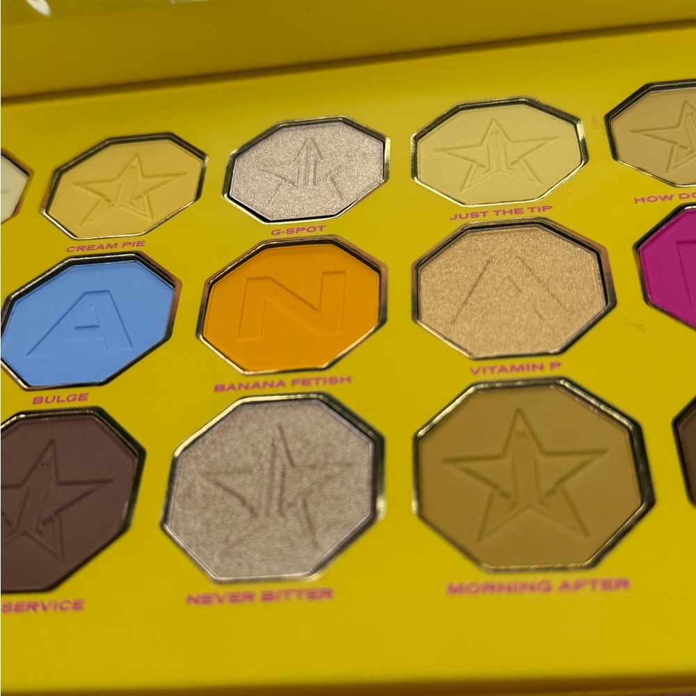 New! Banana Fetish Jeffree Star Eyeshadow Palette BNIB NWT Vaulted - Picture 9 of 10